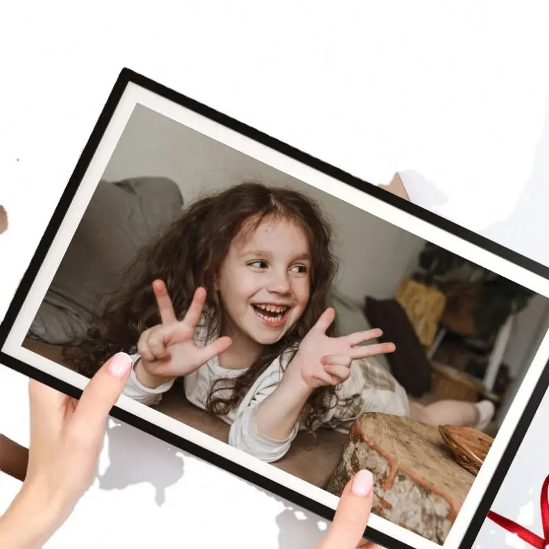 Wall Mountable 15.6 Inch Digital Photo Frame with IPS LCD Display Auto Slideshow & WiFi